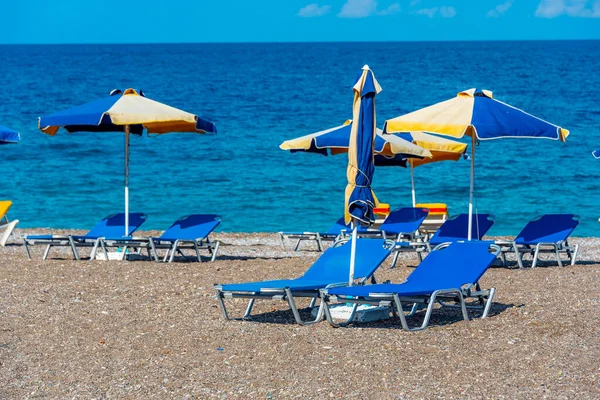 Сонячні Ліжка Парасольки Пляжі Місті Родос Греція — стокове фото
