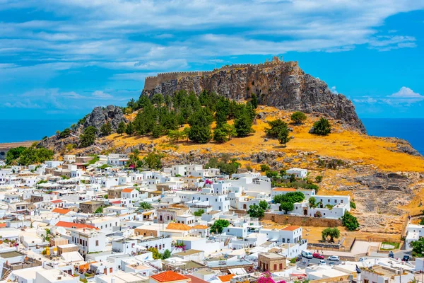 Yunanistan 'ın Rodos adasındaki geleneksel beyaz evlere bakan Lindos Akropolü.