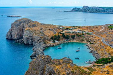 Rodos 'taki Yunan kenti Lindos' taki Aziz Paul plajının Panorama manzarası.