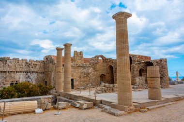 Yunan adası Rodos 'ta Lindos Akropolis manzarası.