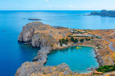 Rodos 'taki Yunan kenti Lindos' taki Aziz Paul plajının Panorama manzarası.