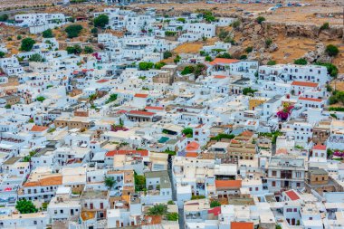 Rodos adasındaki Yunan kenti Lindos 'taki beyaz evlerin panorama manzarası.