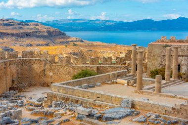 Yunan adası Rodos 'ta Lindos Akropolis manzarası.