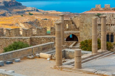 Yunan adası Rodos 'ta Lindos Akropolis manzarası.