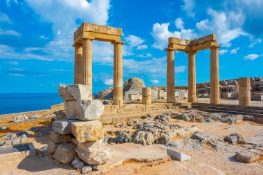 Yunan adası Rodos 'ta Lindos Akropolis manzarası.