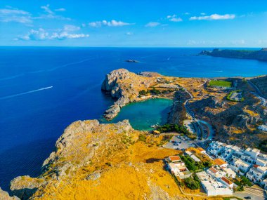 Rodos 'taki Yunan kenti Lindos' taki Aziz Paul plajının Panorama manzarası.