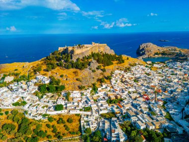 Yunanistan 'ın Rodos adasındaki geleneksel beyaz evlere bakan Lindos Akropolü.