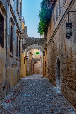 Yunanistan 'ın Rodos kentindeki tarihi bir caddenin gün doğumu manzarası.