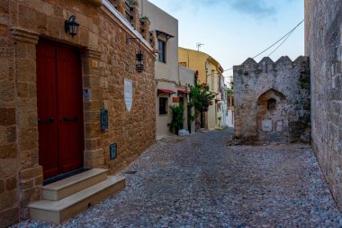 Yunanistan 'ın Rodos kentindeki tarihi bir caddenin gün doğumu manzarası.