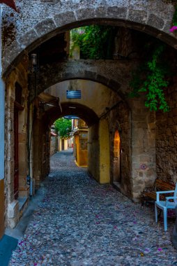 Yunanistan 'ın Rodos kentindeki tarihi bir caddenin gün doğumu manzarası.