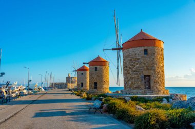 Yunanistan 'ın Rodos limanında antik rüzgar değirmenleri.