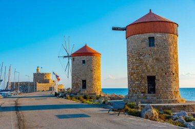Yunanistan 'ın Rodos limanında antik rüzgar değirmenleri.