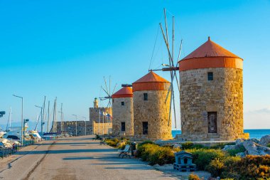 Yunanistan 'ın Rodos limanında antik rüzgar değirmenleri.