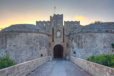 Yunanistan 'da Rodos' un Amboise kapısının gün doğumu manzarası.