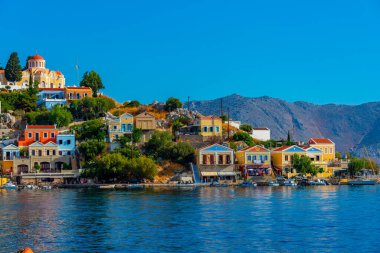 Yunan adası Symi 'nin rıhtımındaki renkli evler.