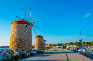 Yunanistan 'ın Rodos limanında antik rüzgar değirmenleri.