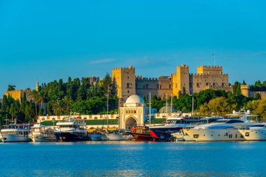 Yunanistan 'ın Rodos kentindeki Mandraki limanının arkasındaki Büyük Usta sarayının Panorama manzarası.
