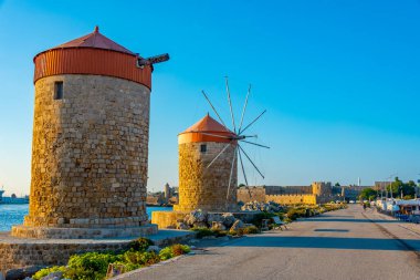 Yunanistan 'ın Rodos limanında antik rüzgar değirmenleri.