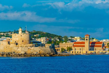 Aziz Nicholas Kalesi ve Theotokos Anonsu Kilisesi ile Rodos Panoraması.