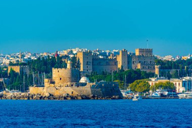 Yunanistan 'daki Rodos' ta Büyük Usta sarayı ve Aziz Nicholas Kalesi manzarası.