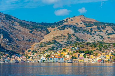 Yunan adası Symi 'nin rıhtımındaki renkli evler.