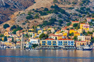 Yunan adası Symi 'nin rıhtımındaki renkli evler.