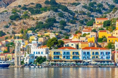 Yunan adası Symi 'nin rıhtımındaki renkli evler.