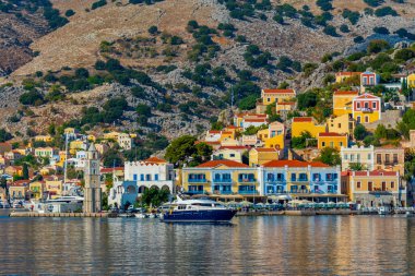 Yunan adası Symi 'nin rıhtımındaki renkli evler.