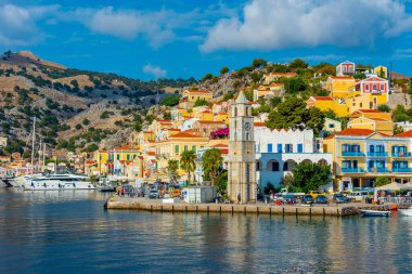 Yunan adası Symi 'nin rıhtımındaki renkli evler.