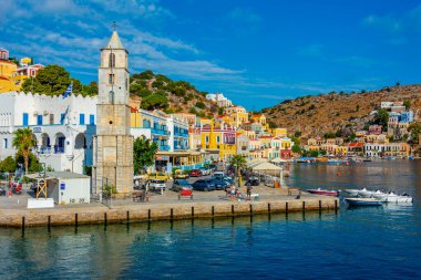 Yunan adası Symi 'nin rıhtımındaki renkli evler.