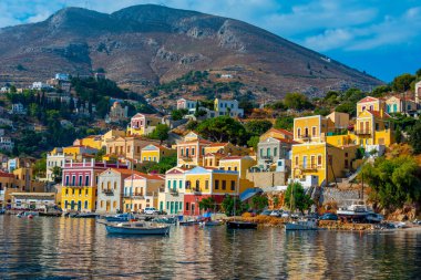Yunan adası Symi 'de deniz kenarında gezinti.