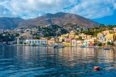 Yunan adası Symi 'de deniz kenarında gezinti.