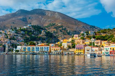 Yunan adası Symi 'de deniz kenarında gezinti.