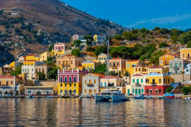 Yunan adası Symi 'nin rıhtımındaki renkli evler.