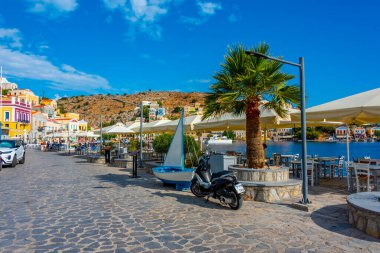 Yunan adası Symi 'de deniz kenarında gezinti.