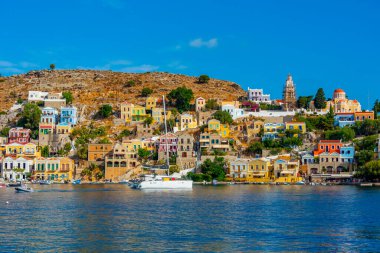 Yunan adası Symi 'nin rıhtımındaki renkli evler.