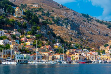 Yunan adası Symi 'nin rıhtımındaki renkli evler.