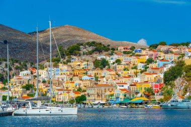 Yunan adası Symi 'nin rıhtımındaki renkli evler.