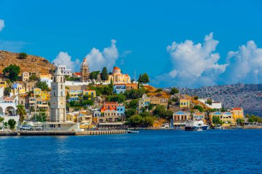 Yunan adası Symi 'deki deniz kenarında saat kulesi.