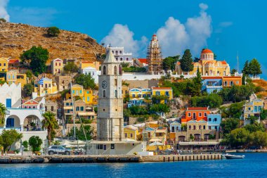 Yunan adası Symi 'deki deniz kenarında saat kulesi.