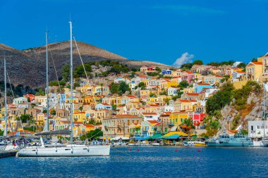 Yunan adası Symi 'nin rıhtımındaki renkli evler.
