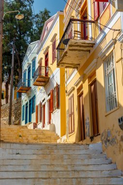 Yunan adası Symi 'de renkli bir şehrin sokakları.