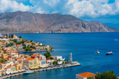Yunan adası Symi 'nin rıhtımındaki renkli evler.