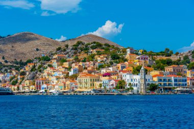 Yunan adası Symi 'deki deniz kenarında saat kulesi.