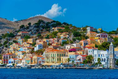 Yunan adası Symi 'nin rıhtımındaki renkli evler.