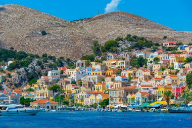 Yunan adası Symi 'nin rıhtımındaki renkli evler.