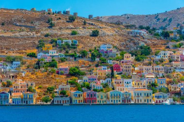 Yunan adası Symi 'nin rıhtımındaki renkli evler.