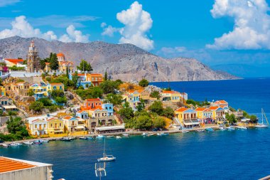 Yunan adası Symi 'de deniz kenarında gezinti.
