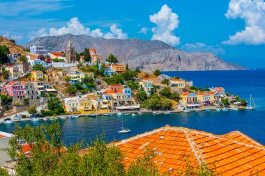 Yunan adası Symi 'de deniz kenarında gezinti.