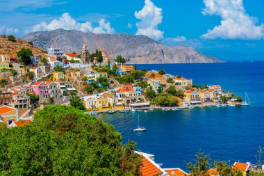 Yunan adası Symi 'de deniz kenarında gezinti.